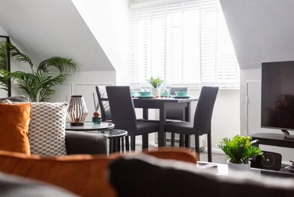 Apartment | Dining - Loft Living Leigh-on-sea (Leigh-on-Sea)