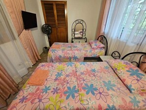 1 soverom, skrivebord, strykejern/-brett og reiseseng for barn