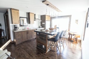 Apartamento, 1 quarto, vista para o jardim (L'Étoile du matin) | Cozinha privada | Geladeira grande, micro-ondas, fogão, cooktop