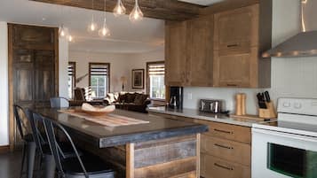 Apartment, 2 Bedrooms, Garden View (Le Gallagher) | Private kitchen | Full-sized fridge, microwave, oven, stovetop