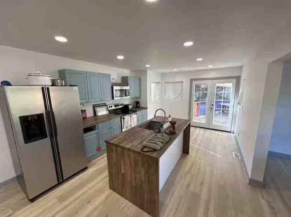 Refrigerador, microondas, horno y parrilla de estufa