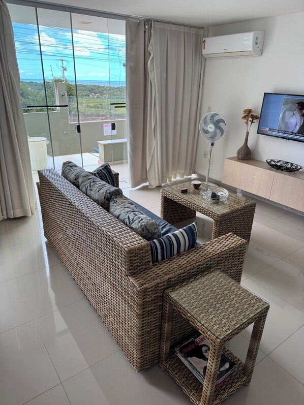 TV, fireplace, offices - Promoção, 3 quartos sendo duas suítes, um banheiro, vista mar perto do centro (Arraial d'Ajuda)