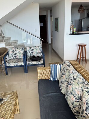 Televisio, takka, työhuone