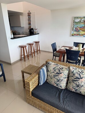 Smart TV, offices - Promoção, 3 quartos sendo duas suítes, um banheiro, vista mar perto do centro  (Arraial d'Ajuda)