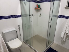 Een douche, een haardroger, een bidet, handdoeken