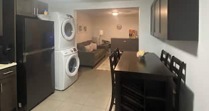 Charming 2-bedroom apartment with WiFi and AC in Devonshire