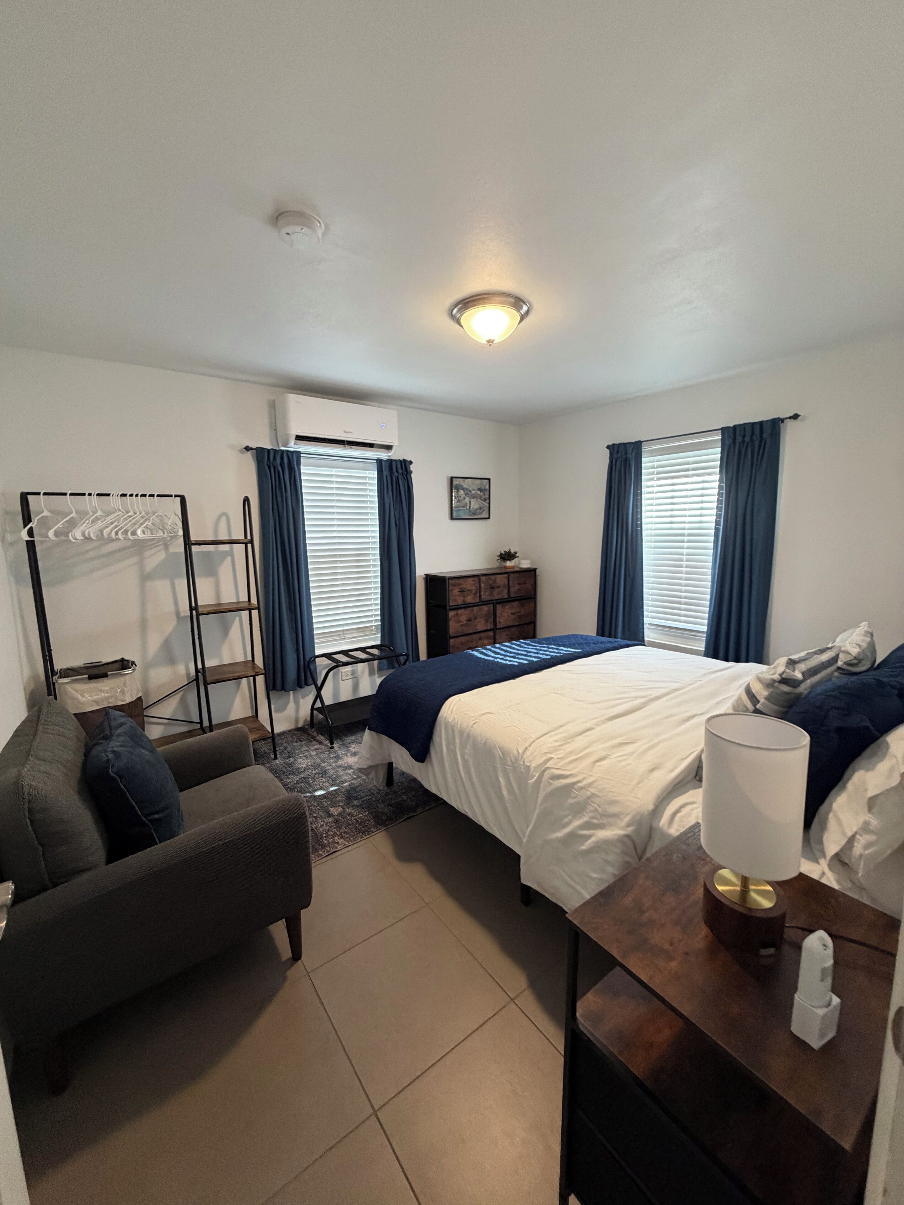 2 chambres, bureau, fer et planche à repasser, accès au Wi-Fi (inclus)