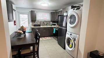 Een koelkast, een magnetron, een oven, een kookplaat