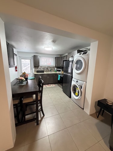 Charming 2-bedroom apartment with WiFi and AC in Devonshire