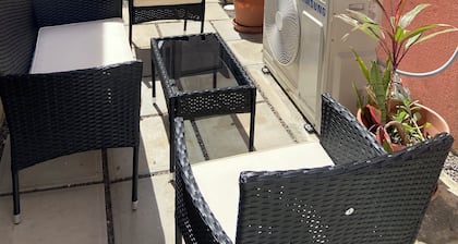 Charming 2-bedroom apartment with WiFi and AC in Devonshire