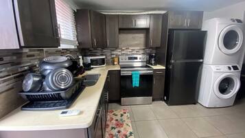 Frigorífico, microondas, horno y placa de cocina