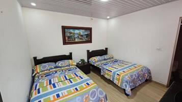 1 habitación, escritorio, tabla de planchar con plancha y cuna de viaje