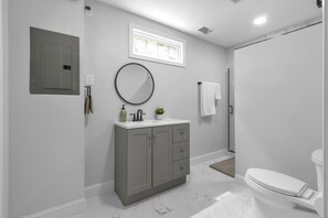 Douche, sèche-cheveux, serviettes fournies, savon