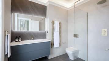 Een douche, een haardroger, handdoeken, zeep