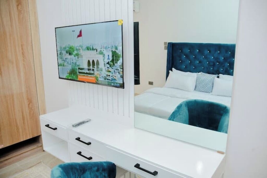 2 bedrooms, iron/ironing board, WiFi