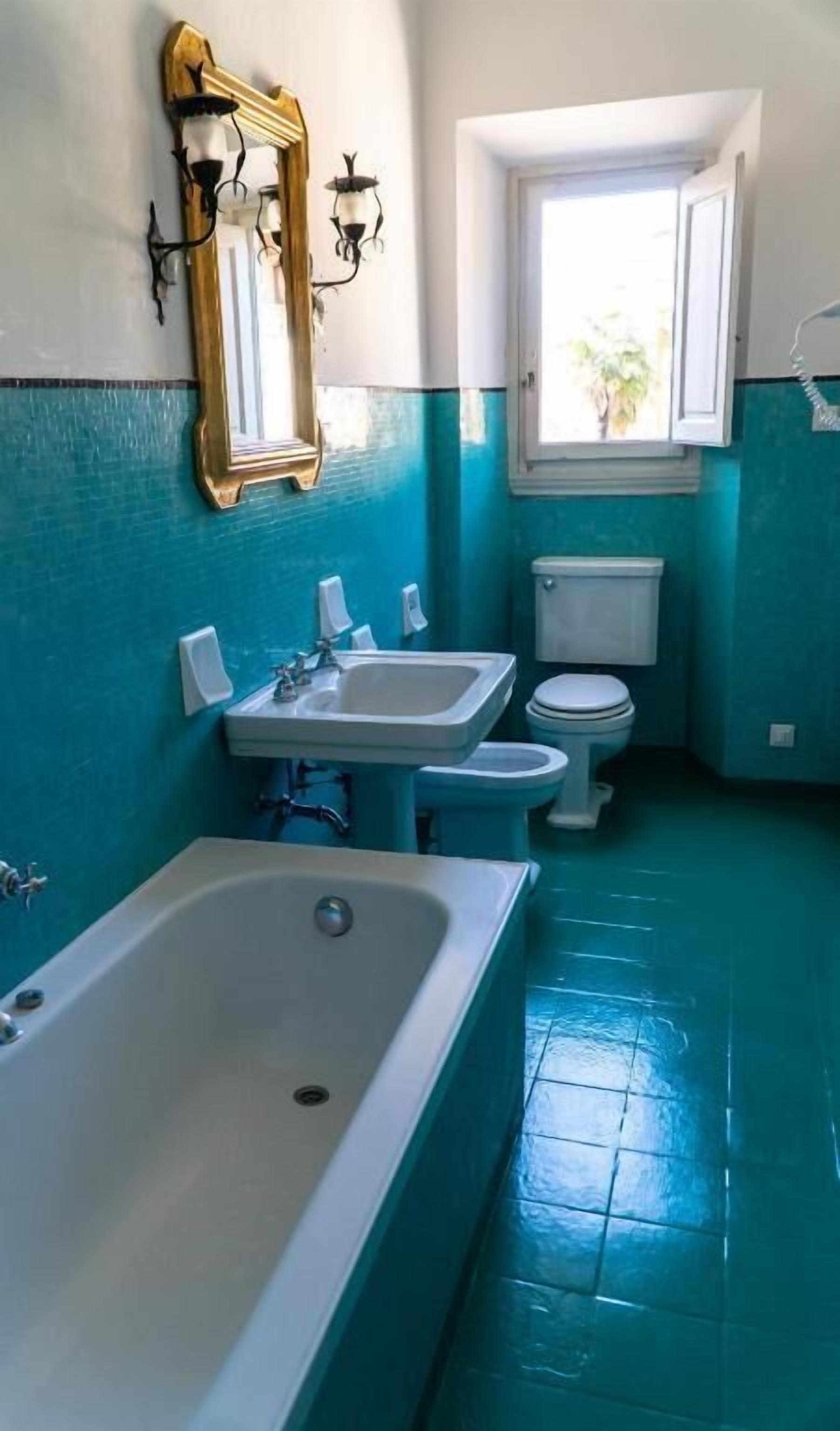 Asciugacapelli, bidet, asciugamani, sapone