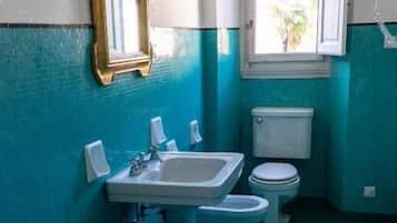 Asciugacapelli, bidet, asciugamani, sapone