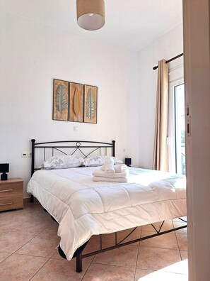 2 soverom, safe på rommet, strykejern/-brett og reiseseng for barn