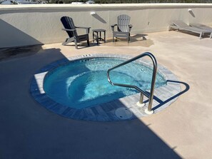 Outdoor spa tub - The Vue by Panhandle Getways (Port St. Joe)
