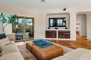 TV - Ran · Artist Retreat in North Austin | Endless Amenities (Leander)