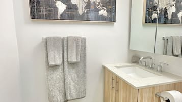 Haartrockner, Handtücher, Seife, Toilettenpapier