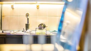 Une salle de bain équipée d’un lavabo, d’un miroir et d’un porte-serviettes.