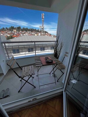 Dining - Super central ⭐ 1 min to lake & old city ⭐ private parking (Ohrid)