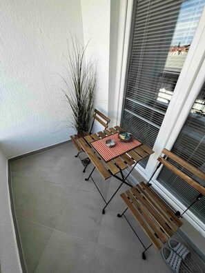 Outdoor dining - Super central ⭐ 1 min to lake & old city ⭐ private parking (Ohrid)