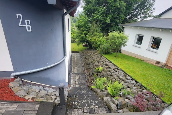 Parkplatz mit Sicht Richtung Eingang