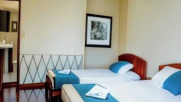 Habitación triple económica, varias camas | Escritorio, wifi gratis, ropa de cama