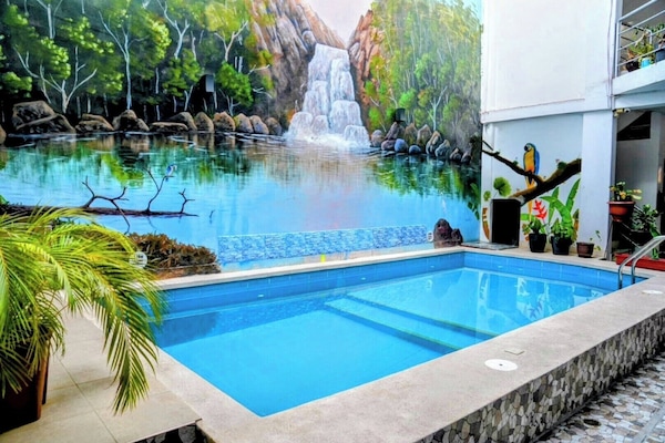 Una piscina al aire libre