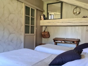 Kahden hengen standard-huone (kaksi sänkyä), näköala puutarhaan | Äänieristys, ilmainen Wi-Fi