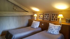 Habitación estándar con 2 camas individuales, vista al jardín | Insonorización y wifi gratis 