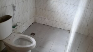 Dusche, kostenlose Toilettenartikel, Handtücher, Seife