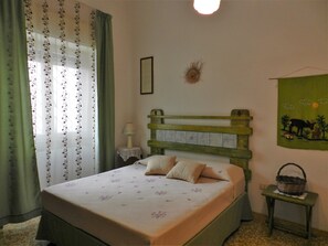 1 bedroom, bed sheets