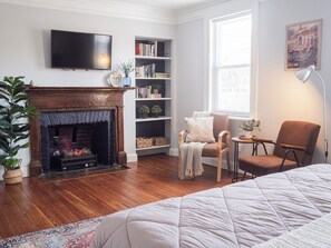 4 bedrooms, iron/ironing board, WiFi, bed sheets - Charming Townhome in Vibrant Little Italy: Your Perfect Baltimore Getaway! (Baltimore)