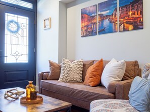 TV - Charming Townhome in Vibrant Little Italy: Your Perfect Baltimore Getaway! (Baltimore)