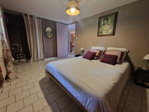 7 bedrooms, iron/ironing board, WiFi, bed sheets