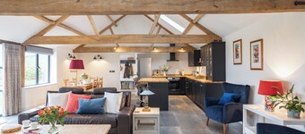 Luxury converted Barn, rural seclusion at foot of The Ridgeway, dog friendly