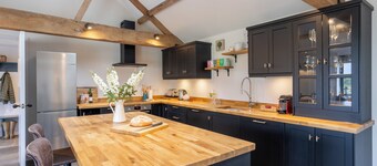 Luxury converted Barn, rural seclusion at foot of The Ridgeway, dog friendly