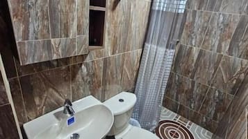 Douche, sĂšche-cheveux, serviettes fournies, savon