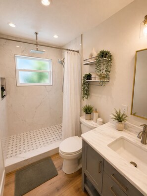 Ein modernes Badezimmer mit Dusche, Toilette und Waschtisch.