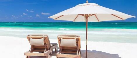Camastros y toallas de playa