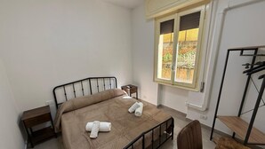 A bedroom with a bed, a window, a chair, and a small table. - Best Bnb Barbadori (Florence)
