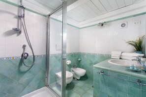 Douche, séchoir à cheveux, bidet, serviettes fournies