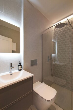 Douche, sèche-cheveux, serviettes fournies, savon