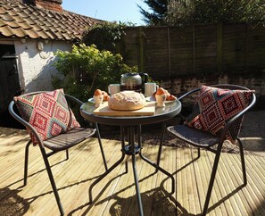 Outdoor dining - Deben Cottage – Dog-Friendly Stay in the Heart of Woodbridge (Woodbridge)