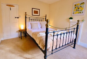 1 bedroom, desk, iron/ironing board, travel cot - Deben Cottage – Dog-Friendly Stay in the Heart of Woodbridge (Woodbridge)
