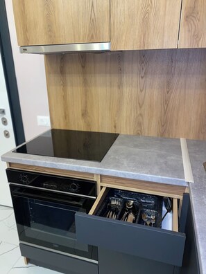Fridge, oven, stovetop, dishwasher