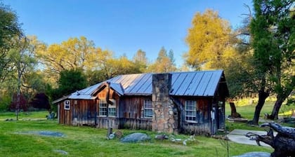 Gilded Gateway: 1880S Miners Cabin 2bed 2bath. Minutes from Historic Mariposa.